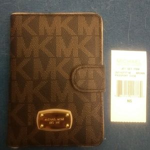 Michael Kors Jet Set Passport Wallet